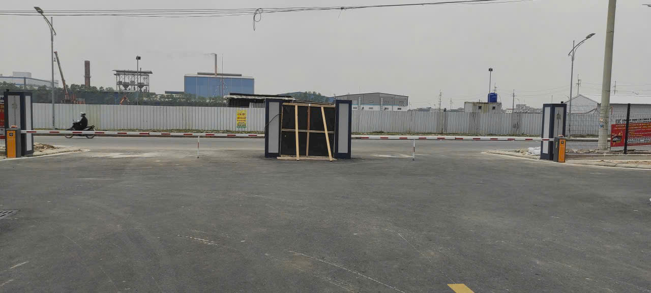 Hệ thống barrier tự động kiểm soát lối ra vào khu công nghiệp đang thi công